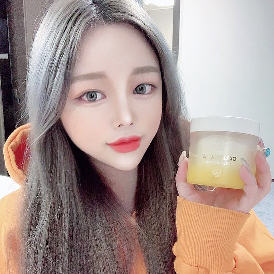 박미소란 on Instagram: “날씨가 많이 따뜻해지면서 화장품에도 봄이왔쥬 🌼  요번에 추천드릴제품은 에이프릴스킨 리얼 카렌둘라 필링패드입니당  피부 예민하신분들은 다른 필링제품 쓰시면 따갑거나 붉어지는데 이제품은 순해서 자극이 하나도 없었어요 ! 👏🏼 그리고 진짜 카렌둘라 꽃이…”