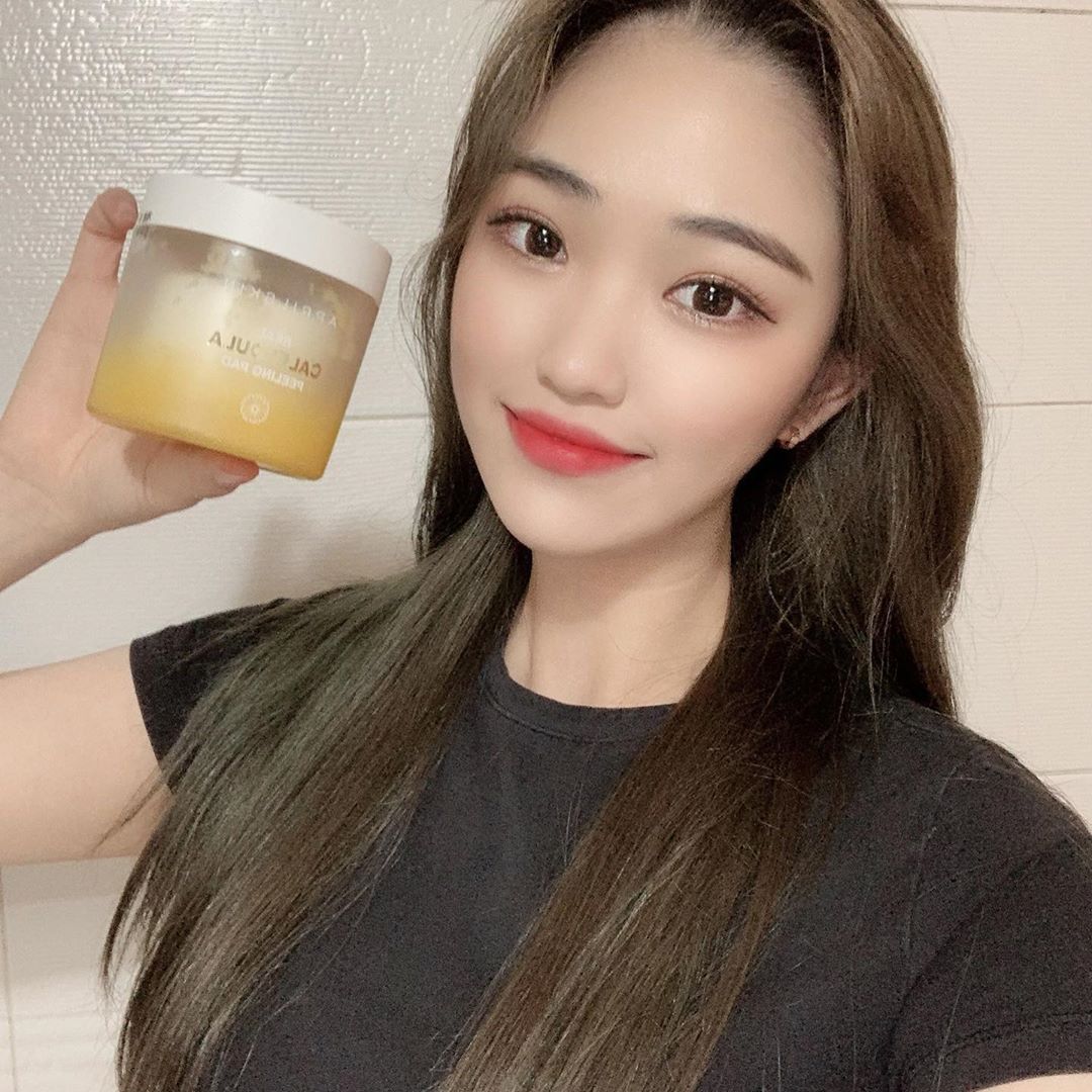 지민서 on Instagram: “🌼에이프릴스킨 리얼 카렌둘라 필링패드🌼 . . . 세안 후 에도 남아있는 메이크업 잔여물, 노폐물을 제거 해주고 각질케어 해줘서 너무 좋았던 제품 ✔️ . . .  #에이프릴스킨 #aprilskin #카렌둘라필링패드 #필링패드추천 #피부결관리…”
