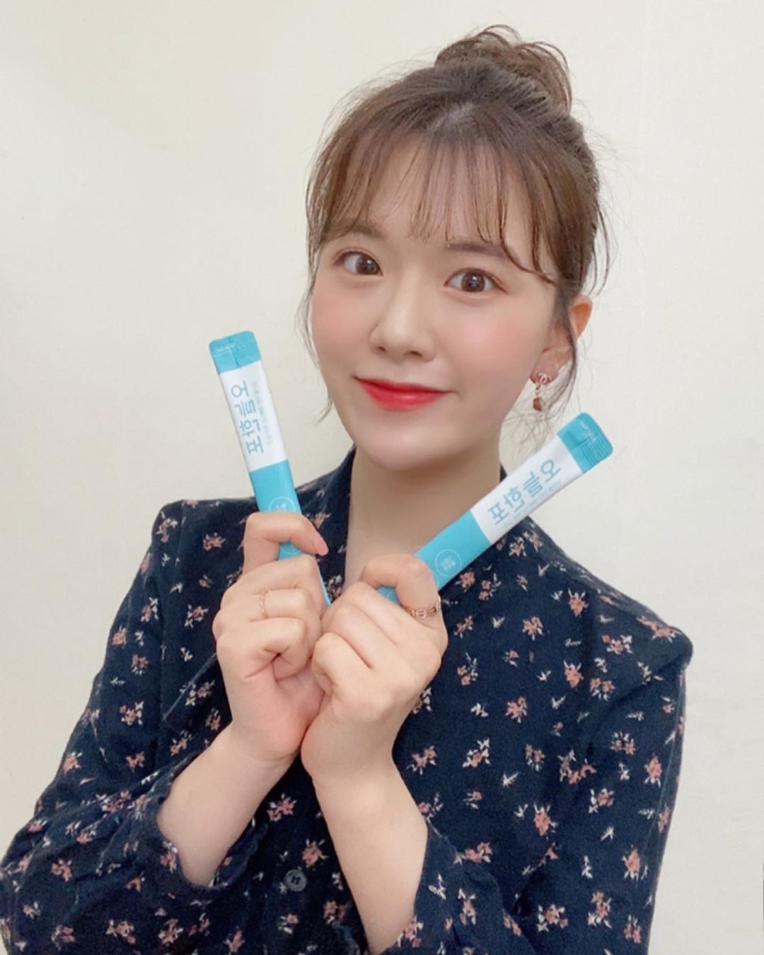 채연 (彩娟)’s Instagram photo: “🌸당신을 위한 예뻐지는 작은 습관🌸 내 하루의 시작을 가볍게 오늘 한 포 따뜻한 봄 날씨가 시작되면서  피부가 너무 건조하고 푸석해지는데 그럴 때마다 간편하게 콜라겐 섭취할 수 있어서 너무 좋아요❤️ 기존 콜라겐 섭취에 거부감 있는 분들도 상큼한…”