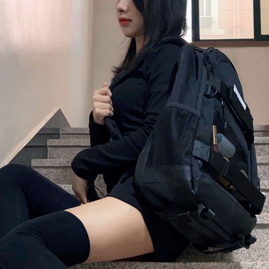 강인영’s Instagram post: “가방은 역시 ᗰOᑎᔕTEᖇ ᖇEᑭᑌᗷᒪIᑕ ✨ ⠀ ⠀ 얇은 Poly 소재가 아닌 Nylon 고급 소재로 제작되어 더욱 내구성이 좋고 가방의 바닥부는 더욱 두꺼운 coated CAVANS 3×3를 사용하여, 가방의 처짐을 방지한대❗️ ⠀ 총 18개의…”