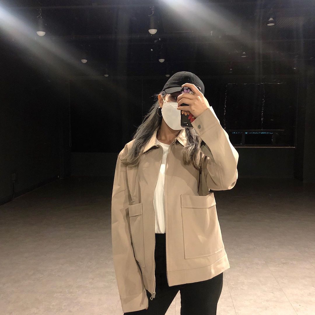 박소영 on Instagram: “베이지 좋아☺️ 흐물흐물 거리지 않는 자켓 좋아하는데 딱 내스타일👀 팔이 쪼꼼 길긴 하지만 박시핏 좋아하면 요즘 날씨에 입기 딱 좋은 자켓‼️ . . . @1rony9orno_official  #아이러니포르노 #IRONYPORNO #브랜드 #남여공용…”
