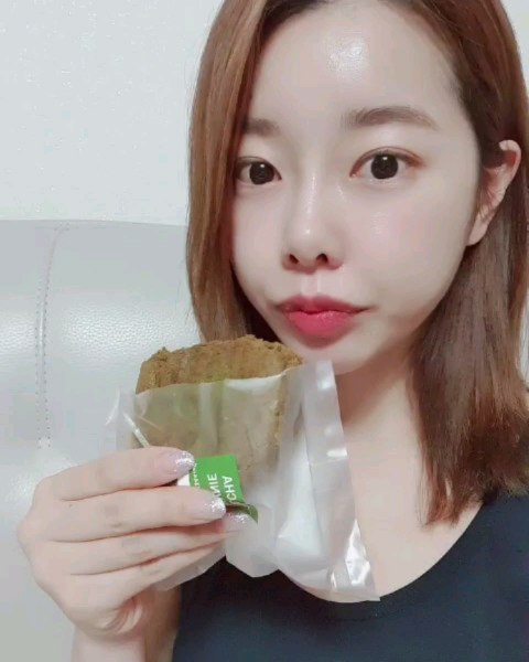 💫Mira Park’s Instagram profile post: “크키가 진짜 크고 맛이 진하다👍
8가지 맛으로
여기저기 선물주기도 좋을듯!
(단점은 다 흘리고 먹는당...😳) 내일 아침엔 커피랑 먹어야지 🥰❤
너무 맛있어엉
#리뷰쉐어 #ad #쿠키 
#원더쿠키 #맛집 #먹방 #먹스타그램 #행복 #selfie”