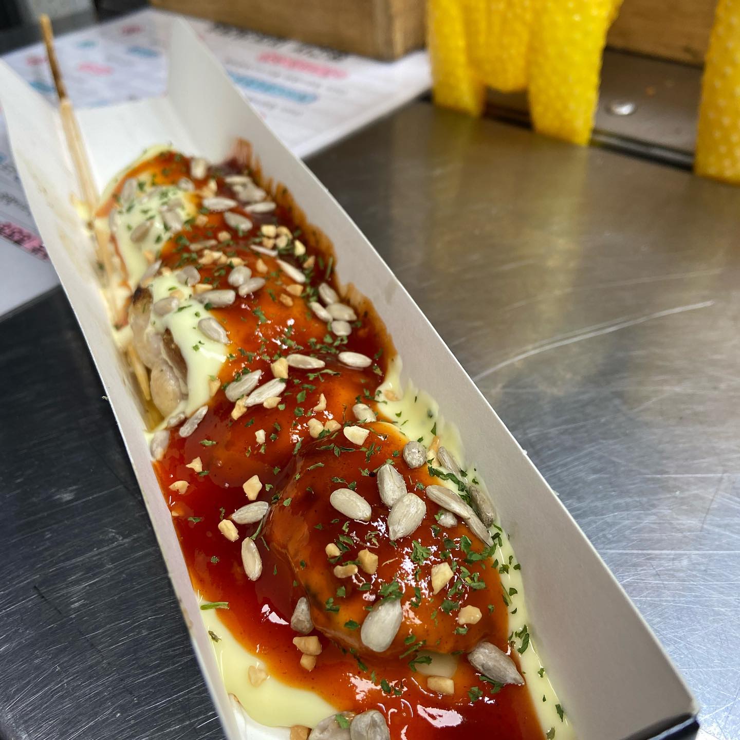#후담닭꼬치 #목포평광닭꼬치
.
내가 시킨 맛은 #매콤치즈닭꼬치
.
매콤한 소스는 맛있었는데 치즈는 내 스타일이 아니었다😅
시즈닝치즈였으면 더 맛있었을 것 같다ㅠㅠ
소스 양 듬뿍 주심👍
.
닭고기 살이 오동통해서 맛있었다😋
위에 뿌려진 견과류 고소하니 존맛탱 ㅎㅎ
.
담엔 소금구이나 데리야끼 먹어봐야지,,
.
.
.
#목포평화광장간식 #닭꼬치 #매콤닭꼬치 #먹팔 #맞팔해요 #foodstagram #좋아요반사 #f4f #댓글환영 #좋반