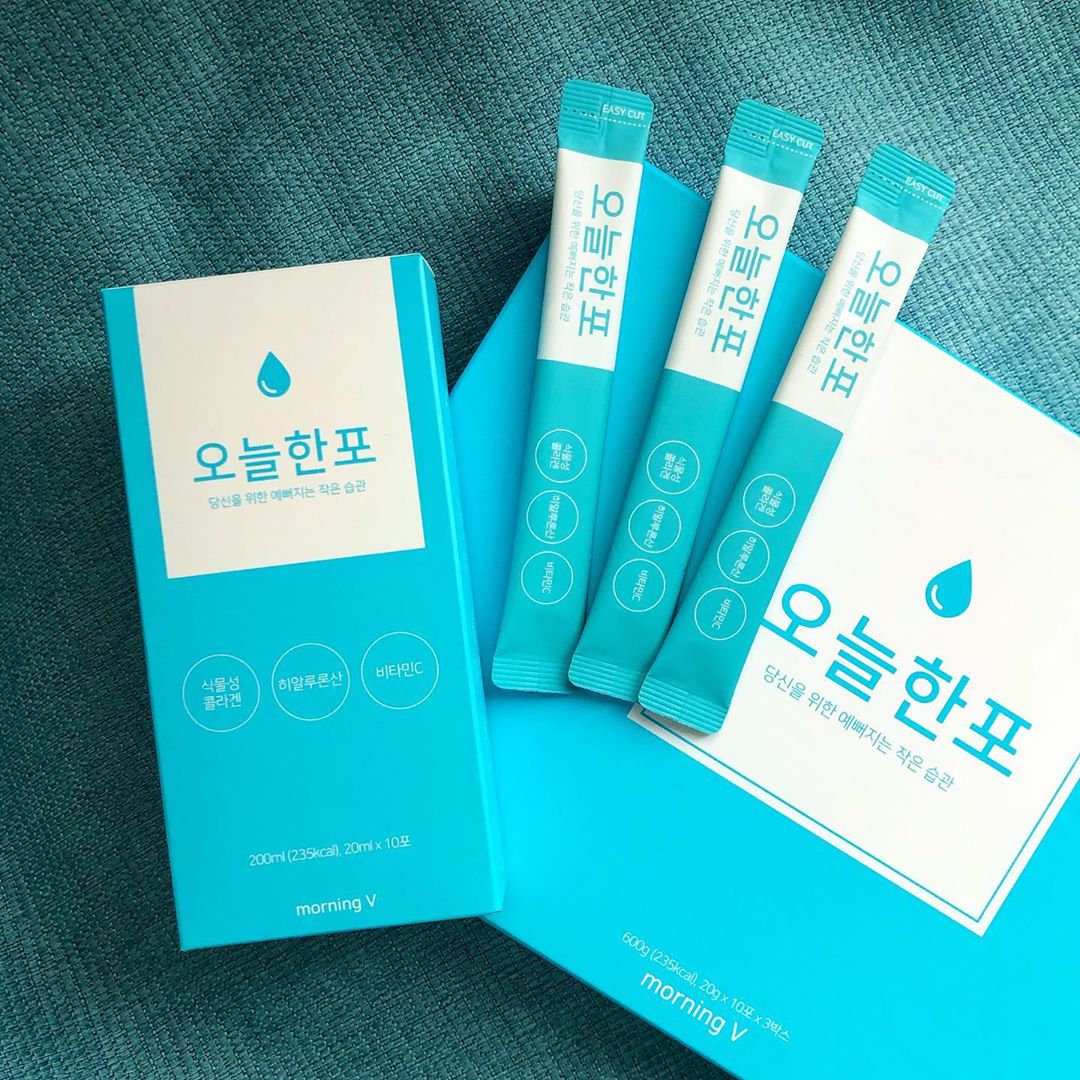 @_.hyevl2._ on Instagram: “액상스틱으로 되어있어 간편한 오늘한포!  콜라겐 외에도 히알루론산 비타민c 등 좋은 원료 팍팍 때려넣구, 히비스커스에서 추출한 100% 식물성 콜라겐이래용 피부미인되야딩💕 . . . #모닝브이 #오늘한포 #콜라겐 #관리하는여자 #뷰티그램…”