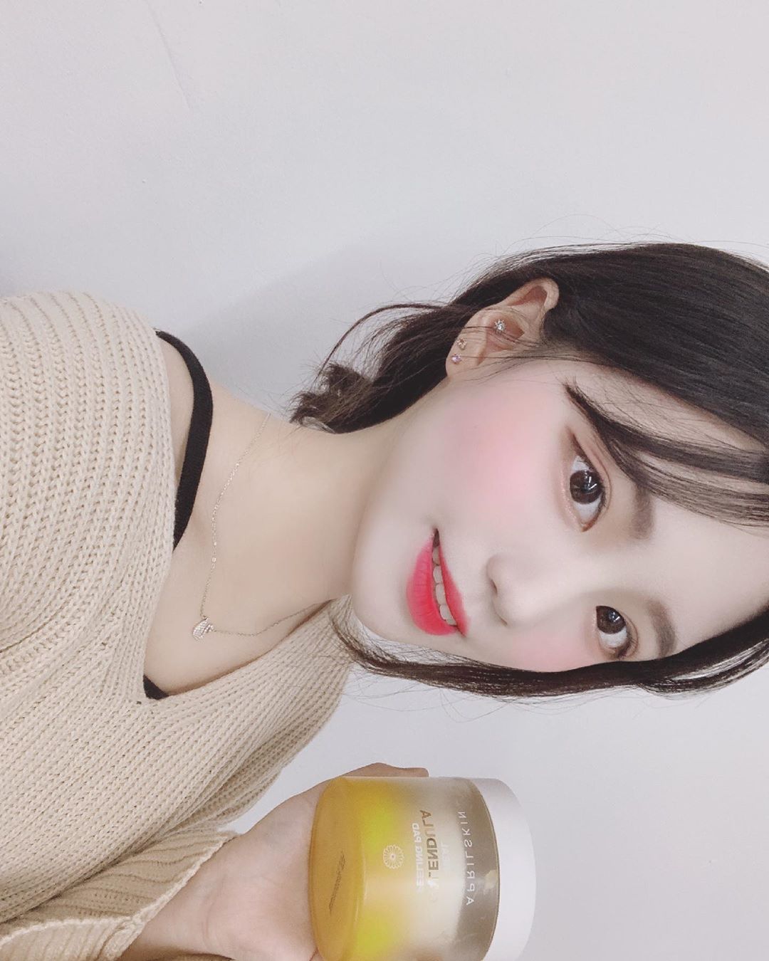 @lxx_927 on Instagram: “지친 내 피부에게 주는 휴식시간 #카렌둘라필링패드 🌼 엠보 원단에 카렌둘라 꽃잎과 꽃수가 79% 듬뿍 함유 되어있어 향도 좋고, 자극 없이 작은 노폐물까지 꼼꼼하게 관리된다! 특히, 극건성인 나는 요즘 메이크업 뜨는 게 너무 스트레스였는데, 세안 후…”