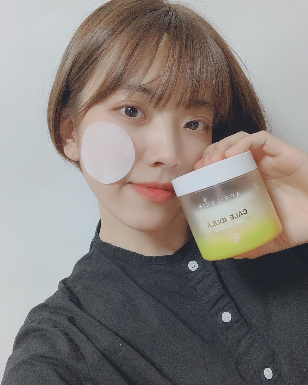 지브래드 Gbread on Instagram: “지친 피부를 위한 힐링시간🌿 #에이프릴스킨 #리얼카렌둘라필링패드 - 피부 진정에 도움을 주는 카렌둘라 패드는 EWG 그린 등급의 순한 성분으로 만들어진 저자극 데일리 필링패드입니다.🌼 - 엠보 원단에 카렌둘라 꽃잎과 꽃수가 79% 듬뿍 함유되어…”
