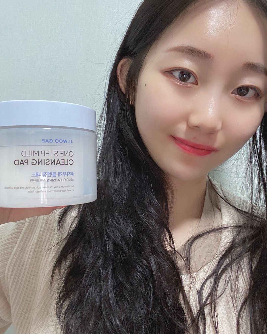 리 아 🌷 on Instagram: “순한 클렌징 패드! 항상 눈 메이크업 지울때 눈이 따갑고 틴트가 잘 지워지지않는데 따갑지도 않고 잘 지워진다👍🏻 무엇보다 퇴근 후 한장으로 간편하게 지울 수 있어 너무 편하다 🤍  #셀리맥스 #지우개클렌징패드 #클렌징패드 #클렌징티슈 #약산성클렌징…”
