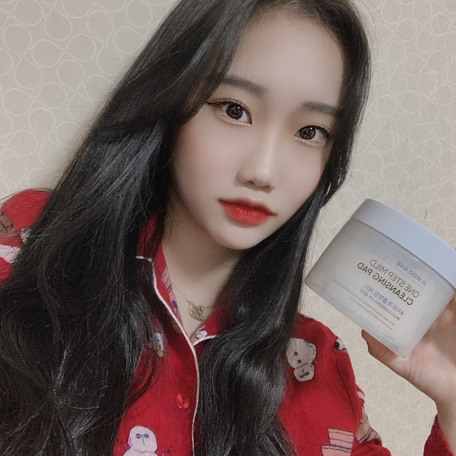 최유진(19세) on Instagram: “✨ 셀리맥스 지우개 클렌징 패드✨  하루 일과가 끝나고 너무 피곤한데 화장 지우러 화장실 조차 기어가기 힘들 때 패드 한 장 꺼내서 지우면 진짜 짱👍 편하고, 👈심지어 엠보싱 면으로 각질케어 효과와 노폐물 제거에 도움이 되고, 반대쪽은 피부 결을…”
