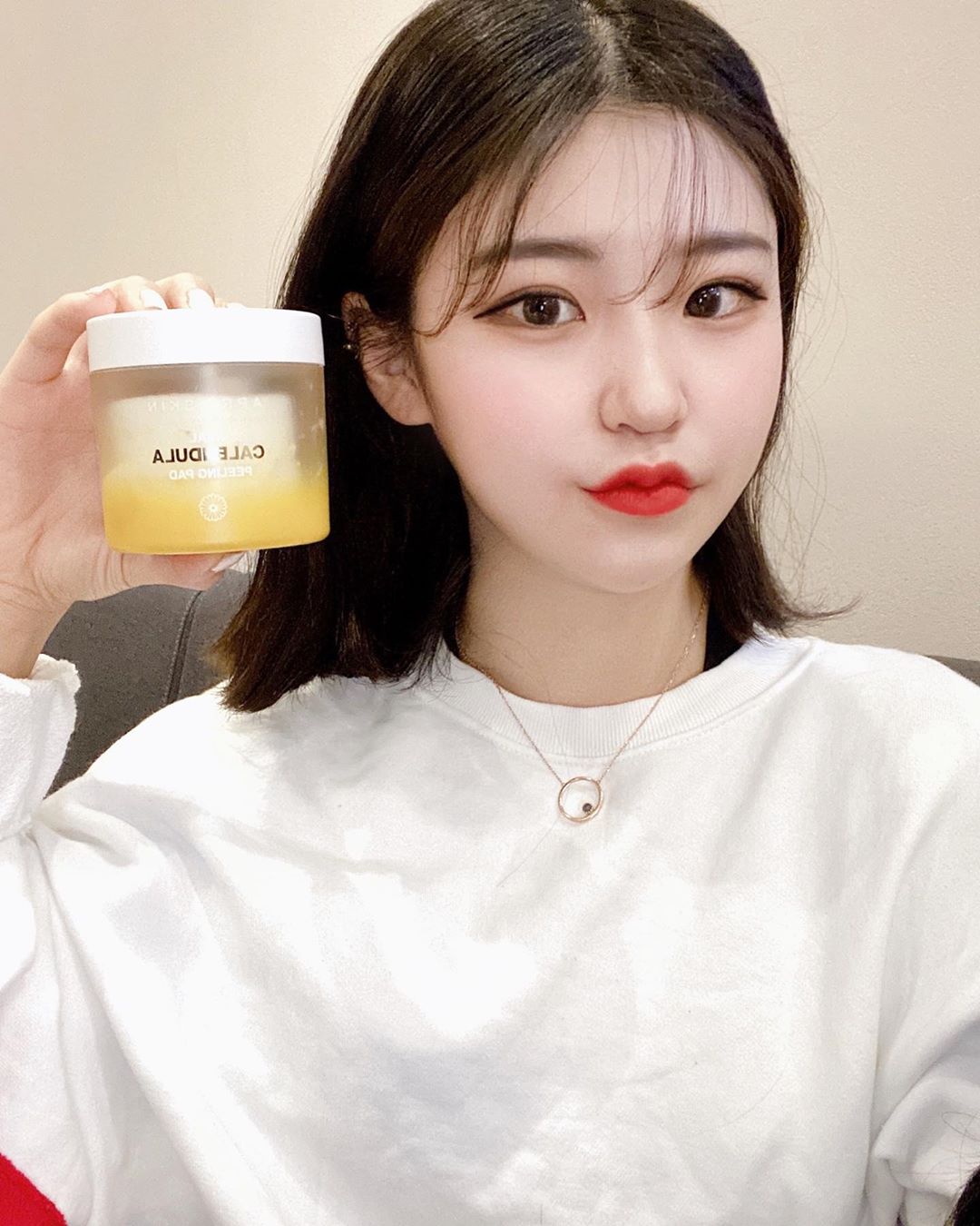 경하 (21) on Instagram: “🎀에이프릴스킨 리얼 카렌둘라필링패드🎀 ⠀ 엠보 원단에 카렌둘라 꽃잎과 꽃수가 79% 듬뿍 함유되어 외부 환경으로부터 예민해진 피부에 현안한 휴식을 선사하는 저자극 수분 데일리 필링 패드 - 피부 진정에 도움을 주는 카렌둘라 패드 - EWG 그린…”