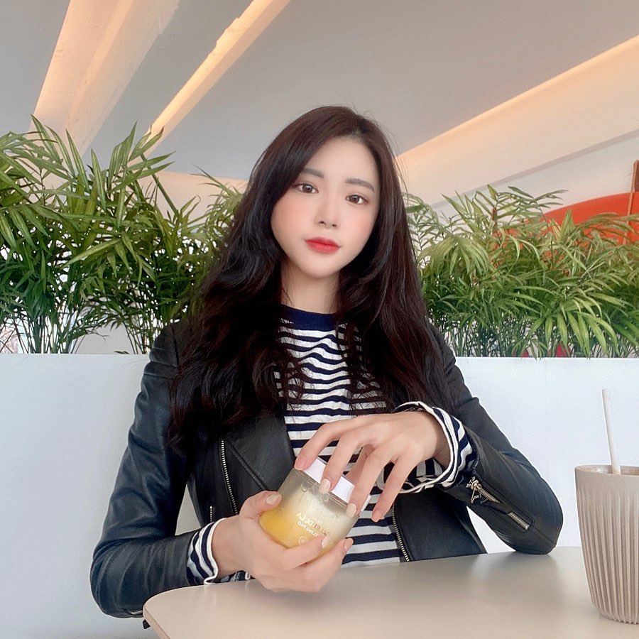 ღ정으니야ღ on Instagram: “로션이나 수분크림 바르고 자면 머리카락 달라붙고  베개에 묻고 찝찝한거 싫었는데 😭😭 왜 이제야 나온거니 카렌둘라... 트러블도 잠재워주고 나이트케어에 지치신분들 꼭 써보세요🙏🏻 진짜 요즘 지인들한테 백만번 추천하는중입니다ㅎ 자기전 세안하고 건조할때…”
