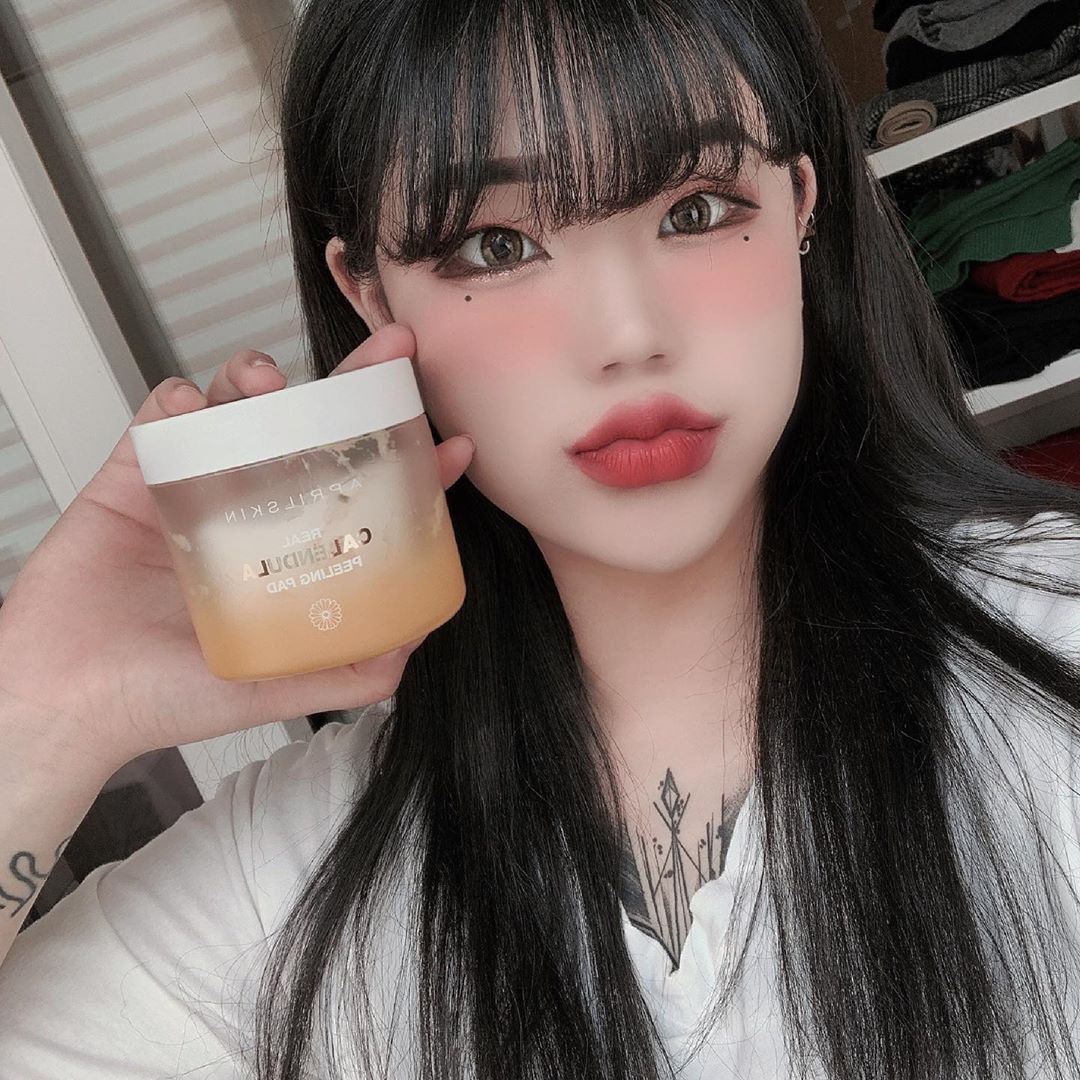 성은 메 이름은 로나 🍒 on Instagram: “@aprilskin_korea #에이프릴스킨 #aprilskin #카렌둘라필링패드 #필링패드추천 #피부결관리 #필링패드 #피부결패드 #협찬 #AD . . . 요즘 화장 전에 한번 화장 지우고 한번씩 써봤는데 확실히 화장도 잘 먹고 피부도 깔끔 해보임…”