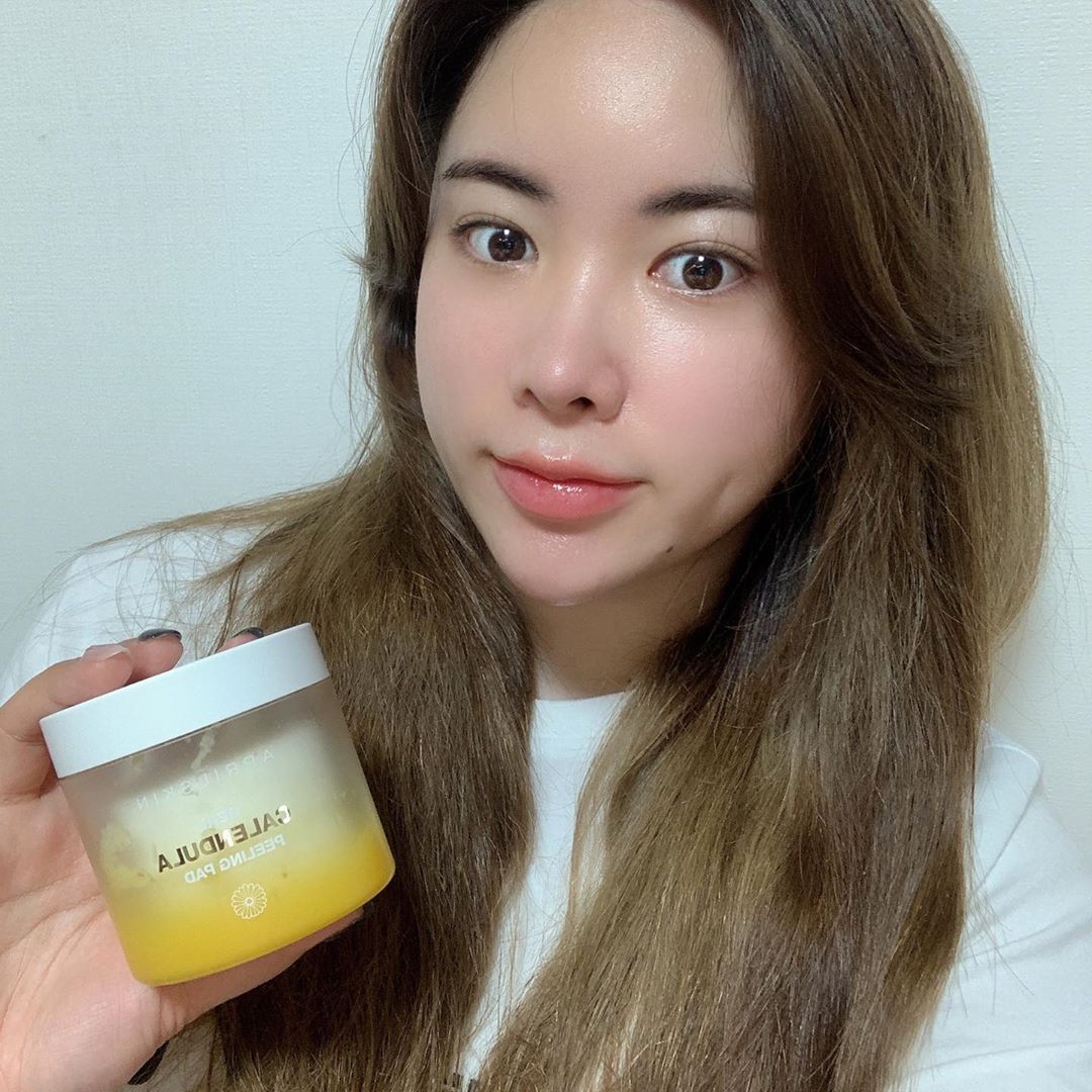 미니미니민 on Instagram: “패드제품 성애자🧡  케이스 오픈하자 말자 카렌둘라 꽃 향기가 취저ㅎㅎㅎ 다른 패드 들과는 다르기 부드럽게 흡수 되는 느낌😍  따로 각질제거나 필링제품 사용하지 않고 여러가지 저자극 패드 제품으로 데일리필링 한답니다💪  #에이프릴스킨…”