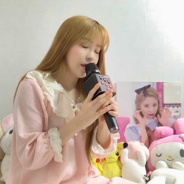 황아영(Hwang Ayoung)’s Instagram post: “요즘 내 친구🙄🎤
집순이가 하루종일 집에있어도 
심심하지 않은 이유,, 네, 저 집에서 펜톤 블루투스 무선마이크로
노래부르면서 지내요🙆🏻‍♀️
대용량 배터리로 10시간도 거뜬해요👍🏻
코로나 사라지면 마이크들고 캠핑가야지💕”
