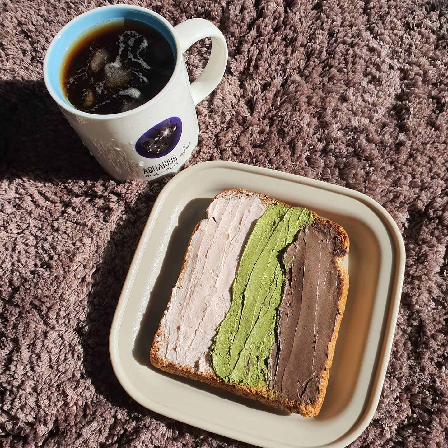 ☀️Good Morning☀️
⠀
오늘 아침은 간단하게
통밀 식빵🍞 한 장이랑 스타벅스 아이스메리카노 한잔☕
내가 제일 좋아하는 브레이브퀸👑 그릭요거트👸💕
⠀
하나만 발라먹으면 아쉬우니까
3가지 맛 (딸기🍓, 말차🍵, 초코🍫)를
다 발라서 먹었답니다~😝❤
⠀
🥗다들 아침식사로 무얼 드셨나요?🥗
.
.
.
#아침식단 #통밀식빵 #스타벅스 #아메리카노 #브레이브퀸 #딸기 #말차 #초코 #그릭요거트
.
👇👇👇
0u0_0302