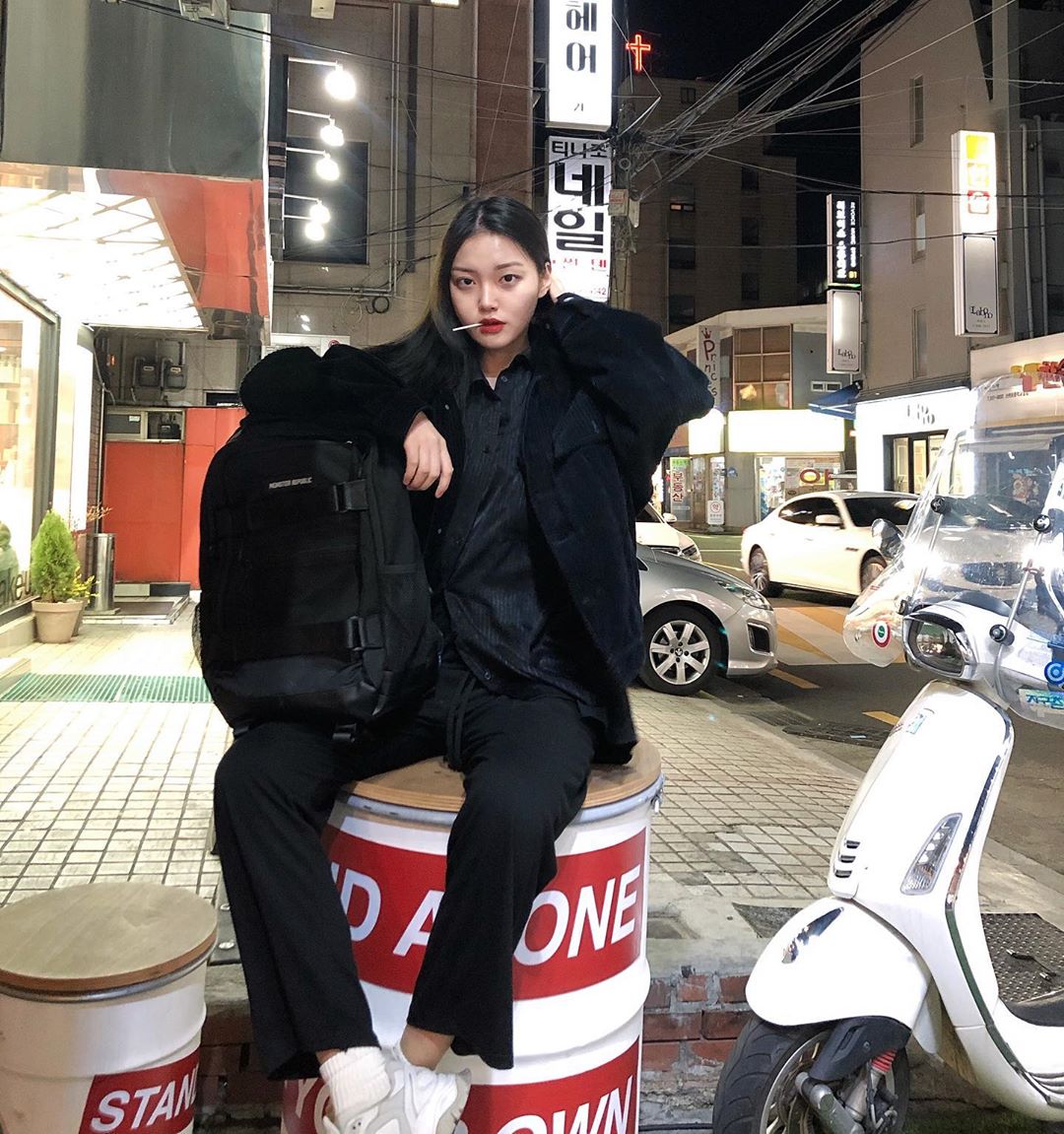 유수현 on Instagram: “가방은 장만했는데 학교를 못가....
가방은 역시 몬스터리퍼블릭😈
Nylon 소재로 내구성 짱!  http://mss.kr/933160👉 무신사 단독 상품, 단독판매 진행중-!”