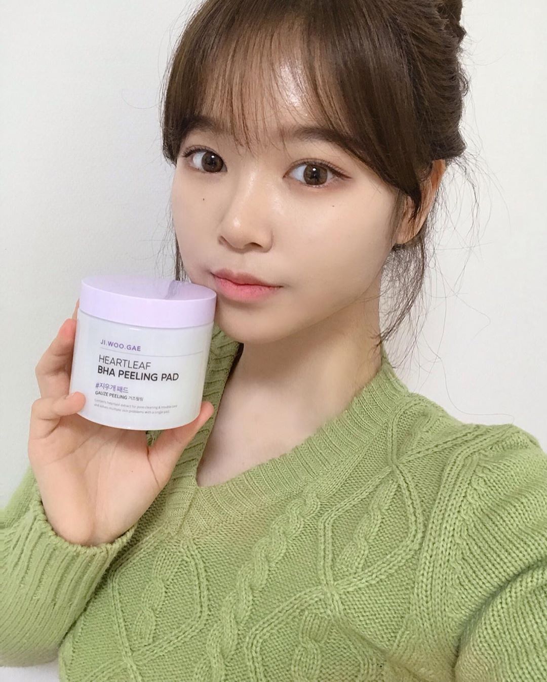 🏹나나은 on Instagram: “♡ 셀리맥스 어성초 바하 지우개 필링 패드 ♡ . . • 부드러운 거즈패드에 어성초 토너를 듬뿍 적신 지우개필링 패드 ! . •세안 후에 잘 닦아지지 않은 메이크업 잔여물과 각질을 패드로 한번 더 닦아주니까 피부결도 정리되고 트러블도 진정되는 것…”