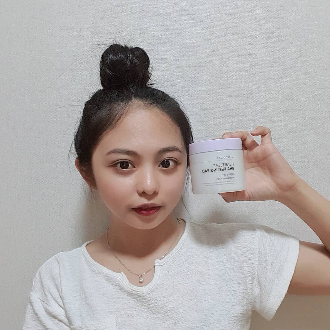 신지영 on Instagram: “❥셀리맥스 어성초 BHA 지우개 필링패드  평소 사용하던 토너, 스킨케어 제품을 잠시 미뤄두고 요즘 사용하는 제품♡ 예민한 피부임에도 순하다보니까 각질 제거부터 피부결 정돈까지 순하고 촉촉하게 관리 할수있어 너무 편하더라고요 피부가 시원함과 동시에…”