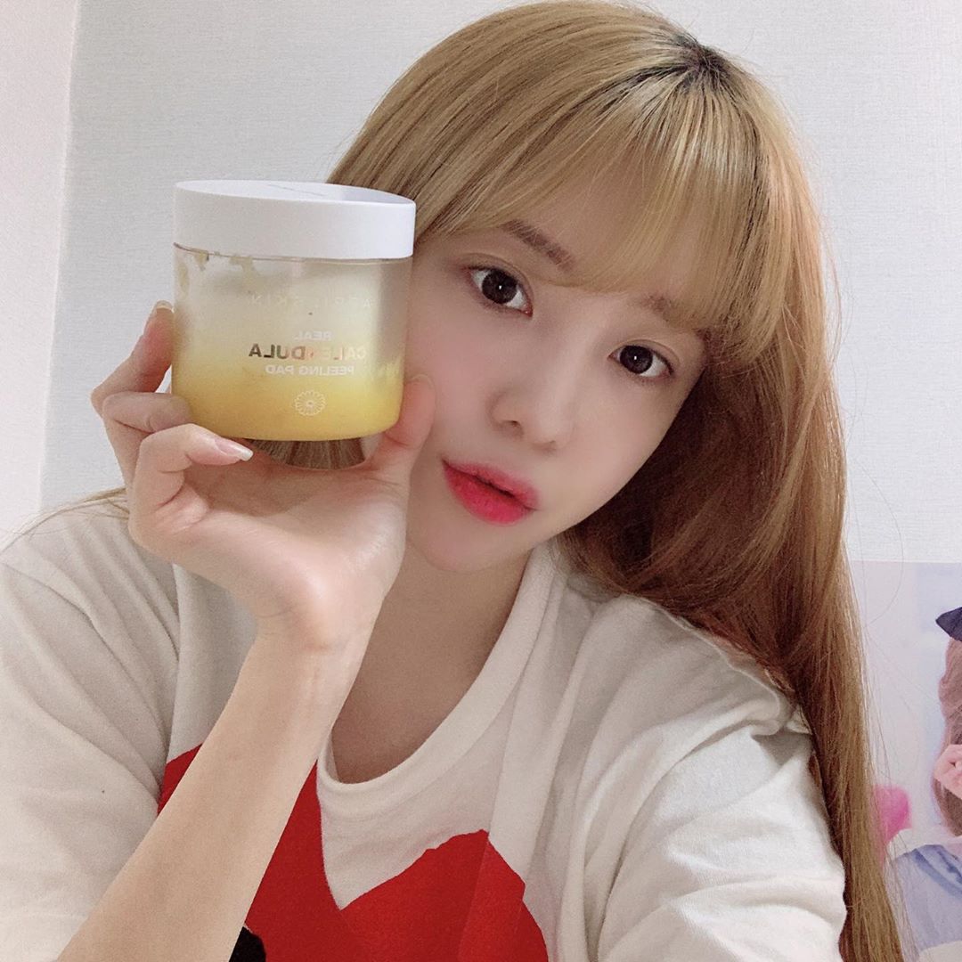 황아영(Hwang Ayoung) on Instagram: “강제 집순이의 데일리 뽀송뽀송 홈케어🌼
환절기만되면 건조하고 민감해서
뒤집어지는 내 피부님..
냉장고에 넣어두고 세안후 팩으로 사용중✌🏻
수분감 짱짱하게 저자극 카렌둘라 필링패드로 매일매일 관리하기🙌🏻
@aprilskin_korea”
