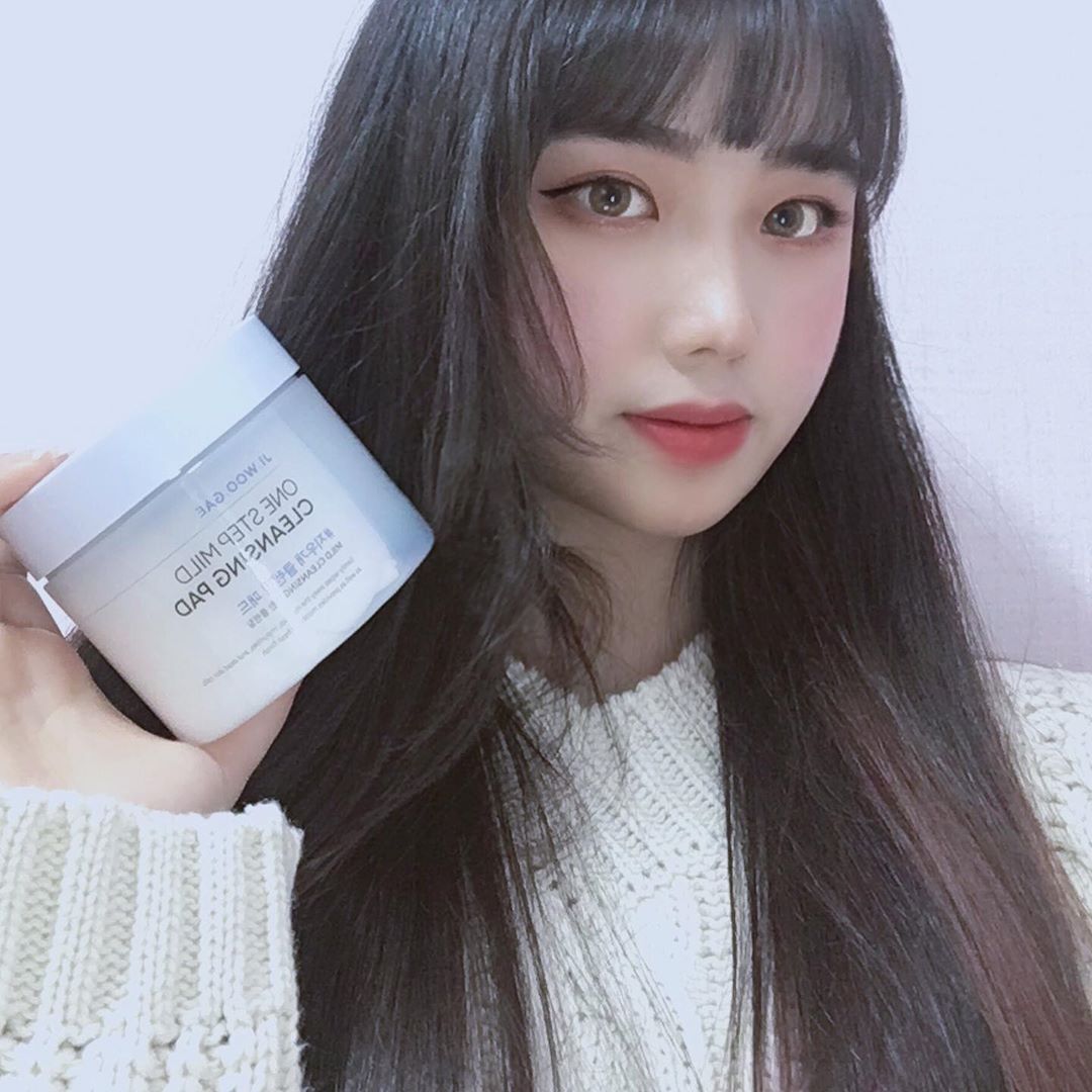 정주은 on Instagram: “. ❄️지우개 클랜징 패드❄️ . . 피부가 남들보다 좀 예민한데 이 제품은 식물유래 계면활성제를 사용해서 전혀 따끔거리거나 아프지 않았어요!! . 패드가 부드러워서 피부에 많은 자극 없이도 한 번에 잘 닦여서 좋았고 건성인데 클랜징하고 푸석거리거나…”