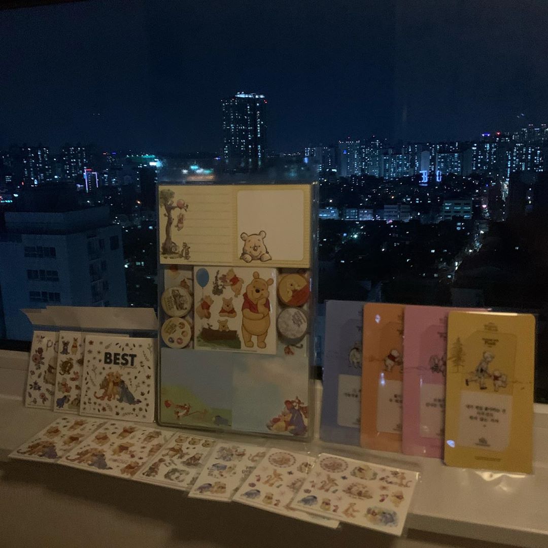 재완 PARK on Instagram: “2020에브리데이푸 캠페인이 돌아왔어요  사랑스러운 곰돌이 푸 굿즈들이 왕창 나와서, 내 마음은 설렘!  곰돌이 푸 뿐아니라, 통통 튀는 티거, 소심하지만 사랑스러운 피글렛, 우울하지만 다정한 이요르 매력있는 친구들도 함께 만나보아요!  매주 다양한…”