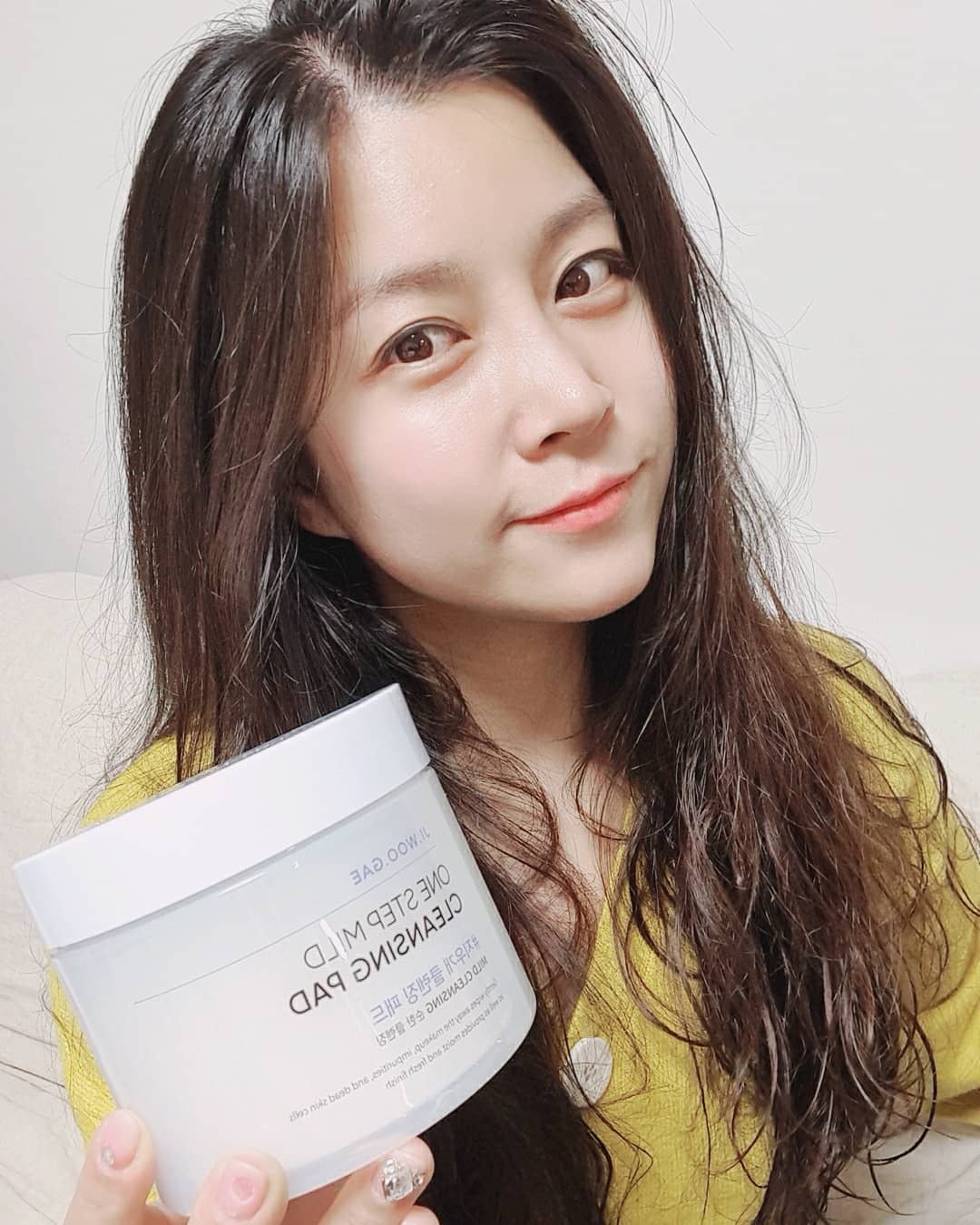 @gao8785’s Instagram post: “#셀리맥스클렌징패드 . . 클렌징워터가 똑 떨어진 찰나에 어떤거쓸까 알아보다가 원스텝 마일드 클렌징패드로 겟 ♡했어요. 성분도 너무순하고 촉촉함이 말도 못하게 마음에들더라구요. 볼에 틴트묻히고서 쓱 지워봤는데 보이는것처럼 너무나 잘지워져서 지우개…”