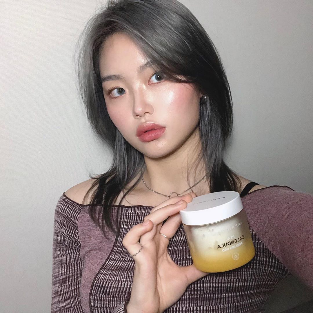 남혜정 Hyejeong 惠貞 on Instagram: “안그래도 마스크때문에 예민해진 피부 더 악화시키기 싫어 각질관리를 항상 패쓰했는데 필링패드는 젤, 스크럽보다 훨씬 덜 자극적이고 간편해서 좋다 다음 기초단계에서 결정리 되는 걸 확실히 느낄 수 있는 제품 . . . . . . #에이프릴스킨…”