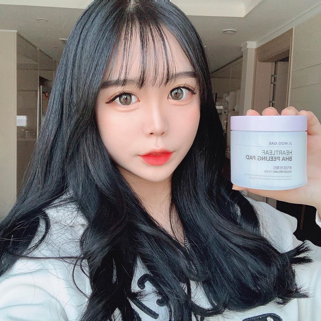 서진영 on Instagram: “🧏🏻‍♀️🧏🏻‍♀️ 셀리맥스_ 어성초 BHA 지우개 필링패드 - 피부진정에 도움이 되는 어성초성분과 BHA제품으로 꾸준히 사용하면 모공 안쪽의 각질을 제거해주는 효과를 볼수있어용 거즈면과 엠보면으로 나뉘어 필요한부분에 다른 용도로 사용할수있어요! -…”