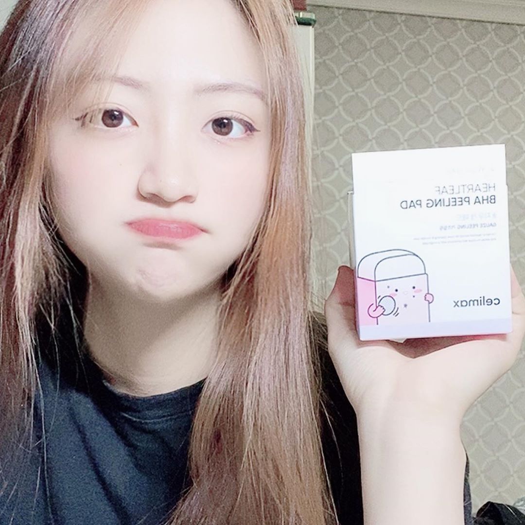 태은 on Instagram: “❤️내 인생 필링 패드 찾음❤️ 딱 그림부터 아주 예쁨ㅠㅠ디자인 너무 이쁜 듯ㅠㅠ  스킨이 많이 들어 있어 엄청 많이 촉촉하다👍🏻 보습력, 촉촉함 이것이 진정한 필링 패드  이제 이거 없으면 못 산다ㅠㅠ  보습감이이 좋아서 수정화장에도 안 뜨고…”