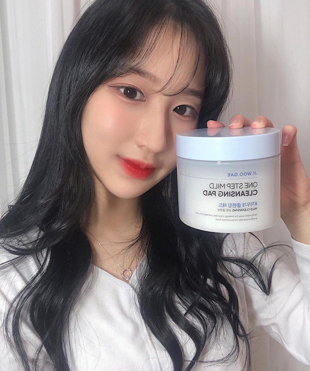 최지우’s Instagram photo: “화장 지우기 귀찮을 때 한번에 스르륵 지워진다 *･゜ﾟ･*:.｡..｡.:*･'(*ﾟ▽ﾟ*)'･*:.｡. .｡.:*･゜ﾟ･* 저자극이라서 따가운것도 없고 피부결 정돈 넘모 쉽다 깔깔깔 크기도 다른것보다 왕왕 큼 🙊  구매는 요기서 ⬇️…”