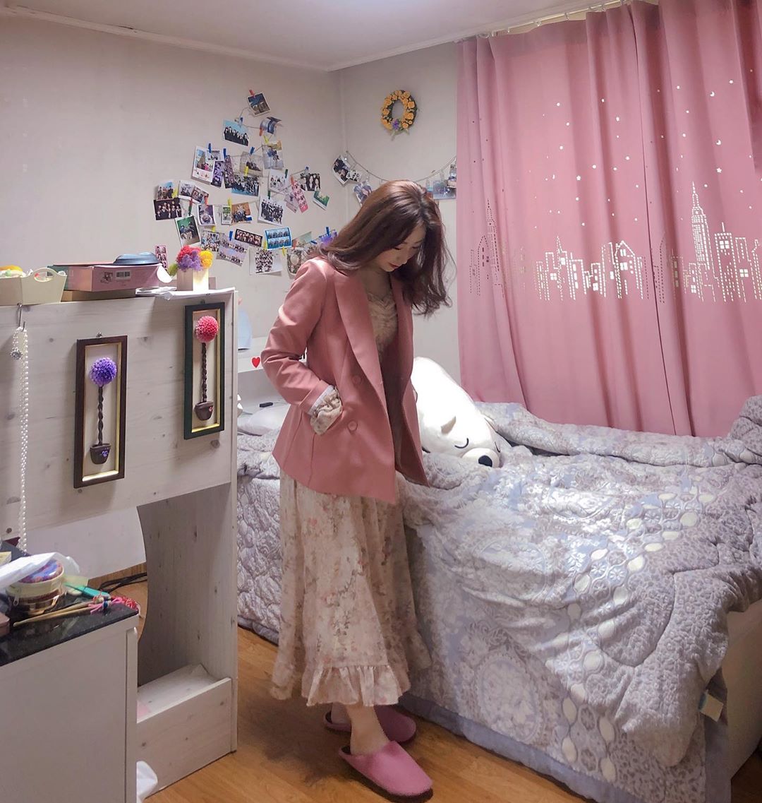 多慧 on Instagram: “#내방꾸미기 크크 하건에서 신을 슬리퍼 장만💗 집에서 쉴 편한 쿠션장만🖤 내 방이랑도, 이불이랑도 삥꾸삥꾸 잘어울려요😮 . . . 푹신푹신 EVA소재로 오래신어도 잘 안가라앉는 @withtig_official #패브릭슬리퍼 하건에서 열시미 신고…”