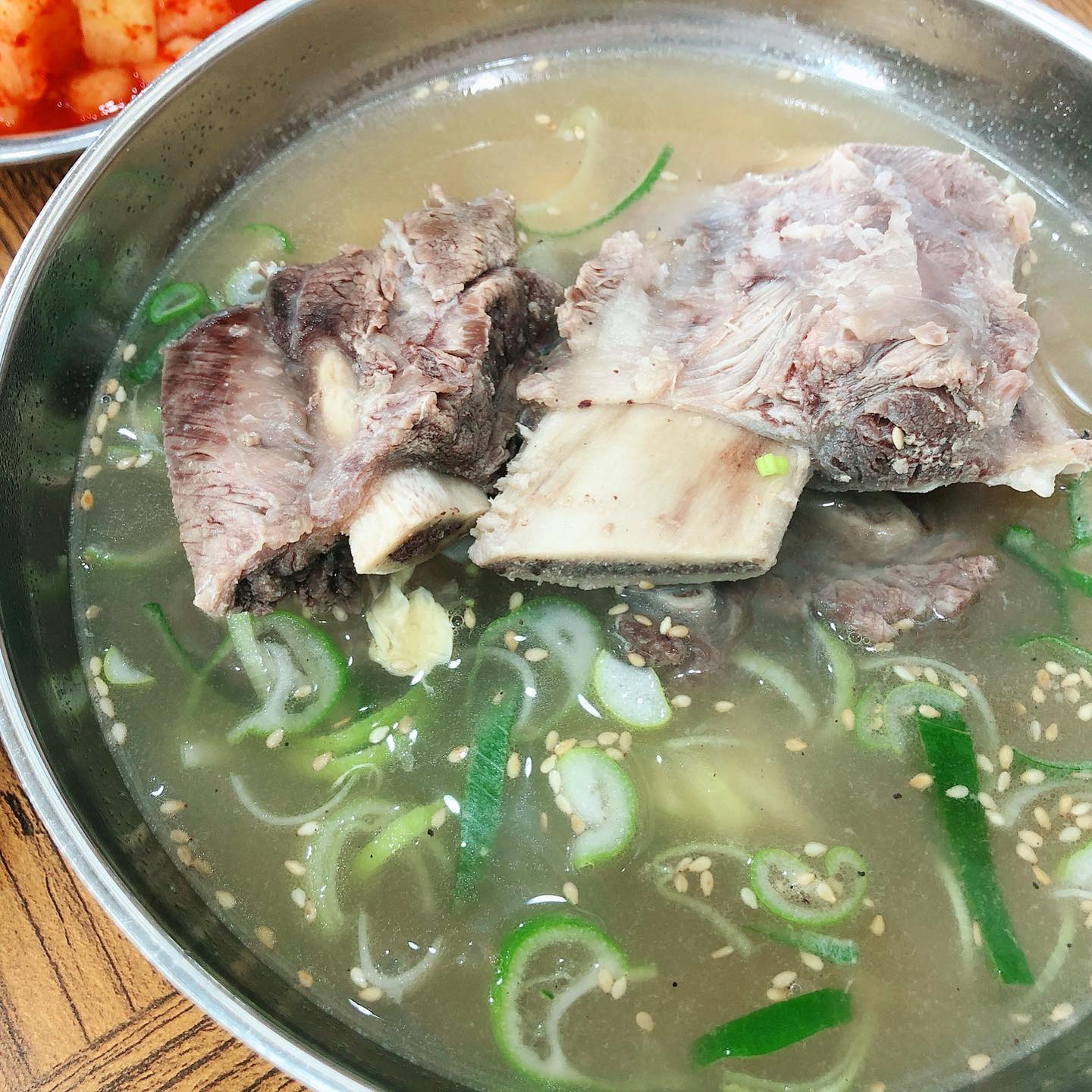 몇일동안 컨디션이 안좋아서😷
소화도 잘안되고 그닥 음식이 땡기지않아서잘안먹었더닝 기운도 없구,, 기력보충좀 할겸 오랜만에 #갈비탕 먹음😋
#진해갈비탕 #이백갈비탕 #석동맛집 
그나저나 몇일 잘안먹었더니 #살이좀빠진듯😭#개이득ㅋㅋ