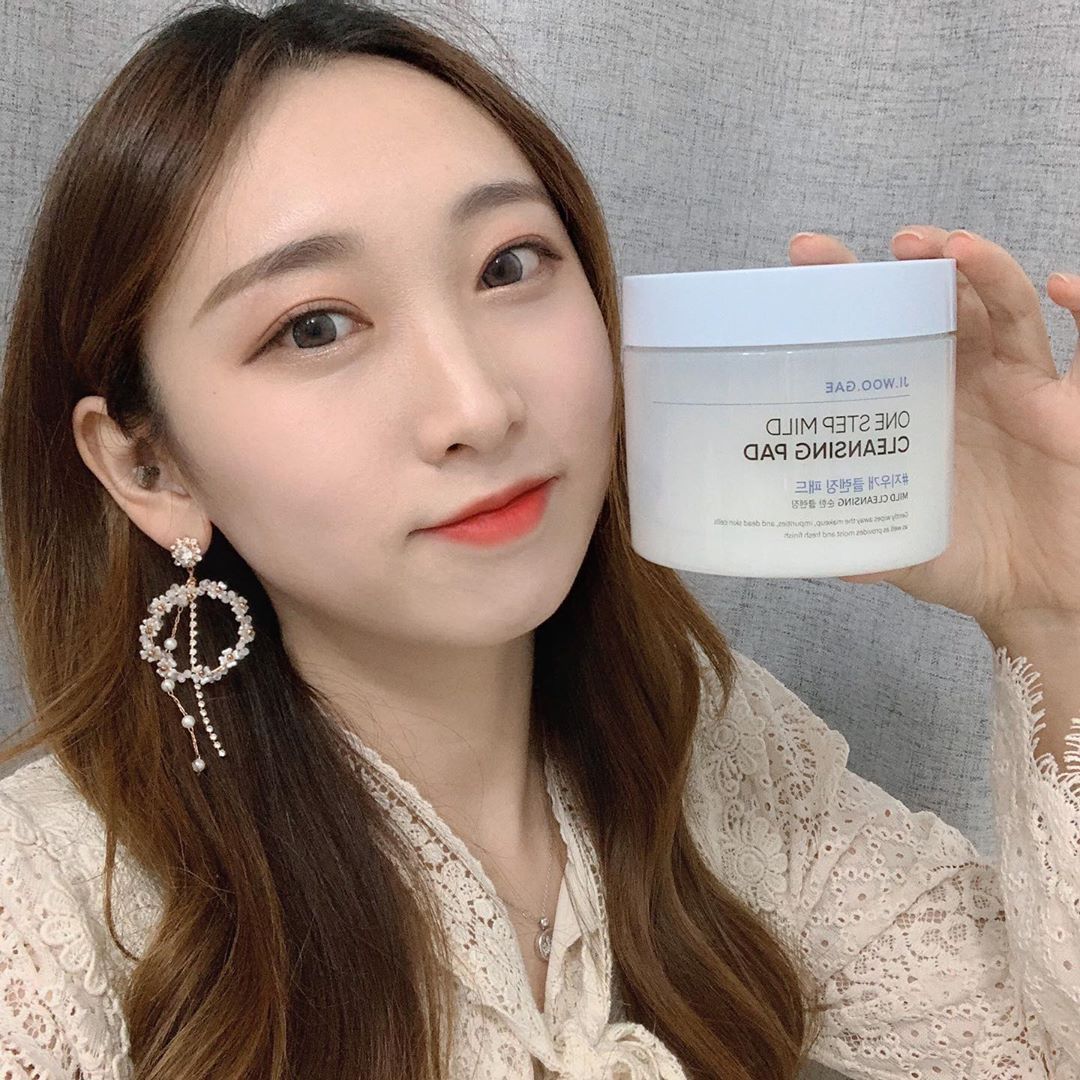 이아용 on Instagram: “클렌징 귀찮은 사람들~~주목하세욤🙌🏻 보통 간편한 클렌징 원할때 클렌징티슈 쓰시잖아요? 근데 저는 클렌징티슈만 쓰면 피부에 자극이 가서 아프더라구요ㅠㅠ 근데 요 클렌징패드는 피부에 자극 1도 없더라구요💜 전용리무버가 필요한 찐한 화장품들은 당연히…”