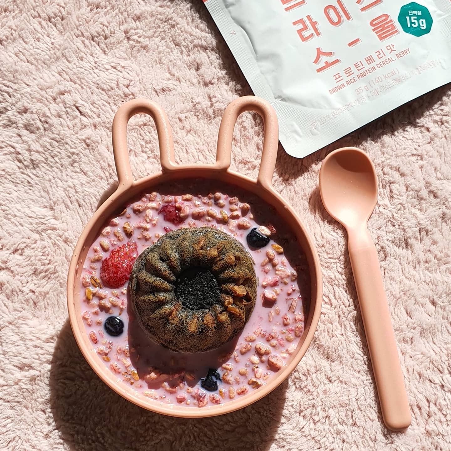 ⠀
⚓다노샵 + 망넛이네🥯 = 😻💕
⠀
🍓브라운라이스소울 프로틴베리 & 흑임자찹싸루니🤎
찹싸루니 우유에 살짝 찍어서 먹으면 촉촉하고 쫀득한 맛!
이 조합도 생각보다 괜찮은거 같넹😋❣
.
.
.
#핾_일상 #다노샵 #망넛이네 
#브라운라이스소울프로틴베리 #흑임자찹싸루니 #조합추천 #다노언니 #찹싸루니 #비건도넛 #나인웨어 #나인웨어시리얼볼 #래빗보울 #다이어트 #식단기록 #딸기 #블루베리 #바나나