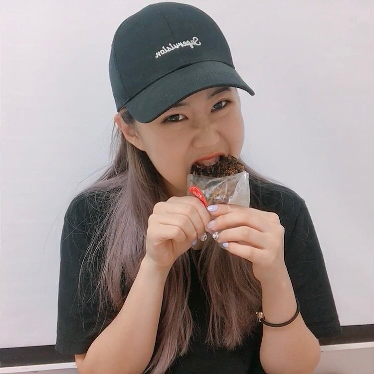 리나 on Instagram: “와앙 #크럼블 먹방 ▶️ 넘겨서 동영상도 봐주세용💜 . . 한 박스에 8가지 맛의 크럼블이 들어있어요! 박스도 예쁘고 포장도 잘되어있어서 선물용으로 탁월하답니다👍  저는 꾸덕한게 좋아서 냉장고에 넣어두었다다 먹었고요! 특히 돼지바맛이랑 딸기, 초코…”