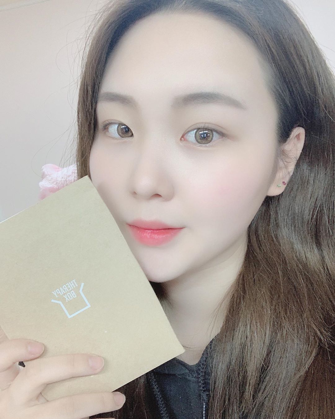 이다영💕(연아의하루) on Instagram: “해피요가 이어테라피 이어패치  제가 원래 귀지압패치를 자주붙이는데 이아이는 너무 이쁘게 나와서 너무좋아요 진짜 귀걸이 대신에 사용하고있습니다! 반짝반짝 빛나구 이뻐요!! 저는 스트레스 위주로 붙여서 혈액순환을 돕고 또 리프팅 효과 까지 있습니다!…”