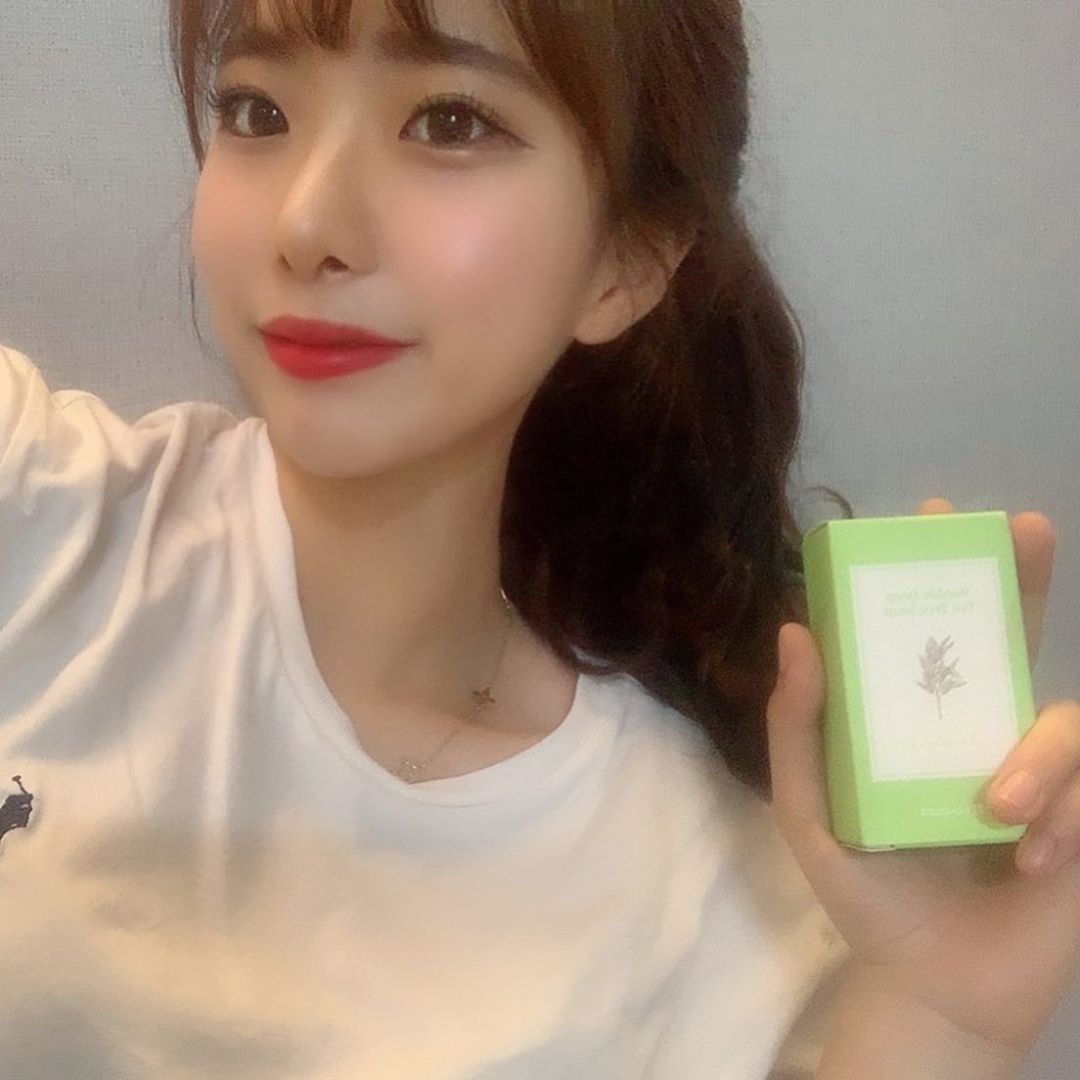 정현서 on Instagram: “세안 후 땡김이 적고 비누 향이 너무 좋아서 계속 세수를 하고 싶어지는 리더스 티트리 천연비누 🧡 일단 비누 향은 누구나 합격이라고 말할 만큼 최고 😭 "티트리 오일" 이 함유 된 천연 수제 비누로 민감하고 자극 받은 피부에 클렌징으로 탁월하다고…”