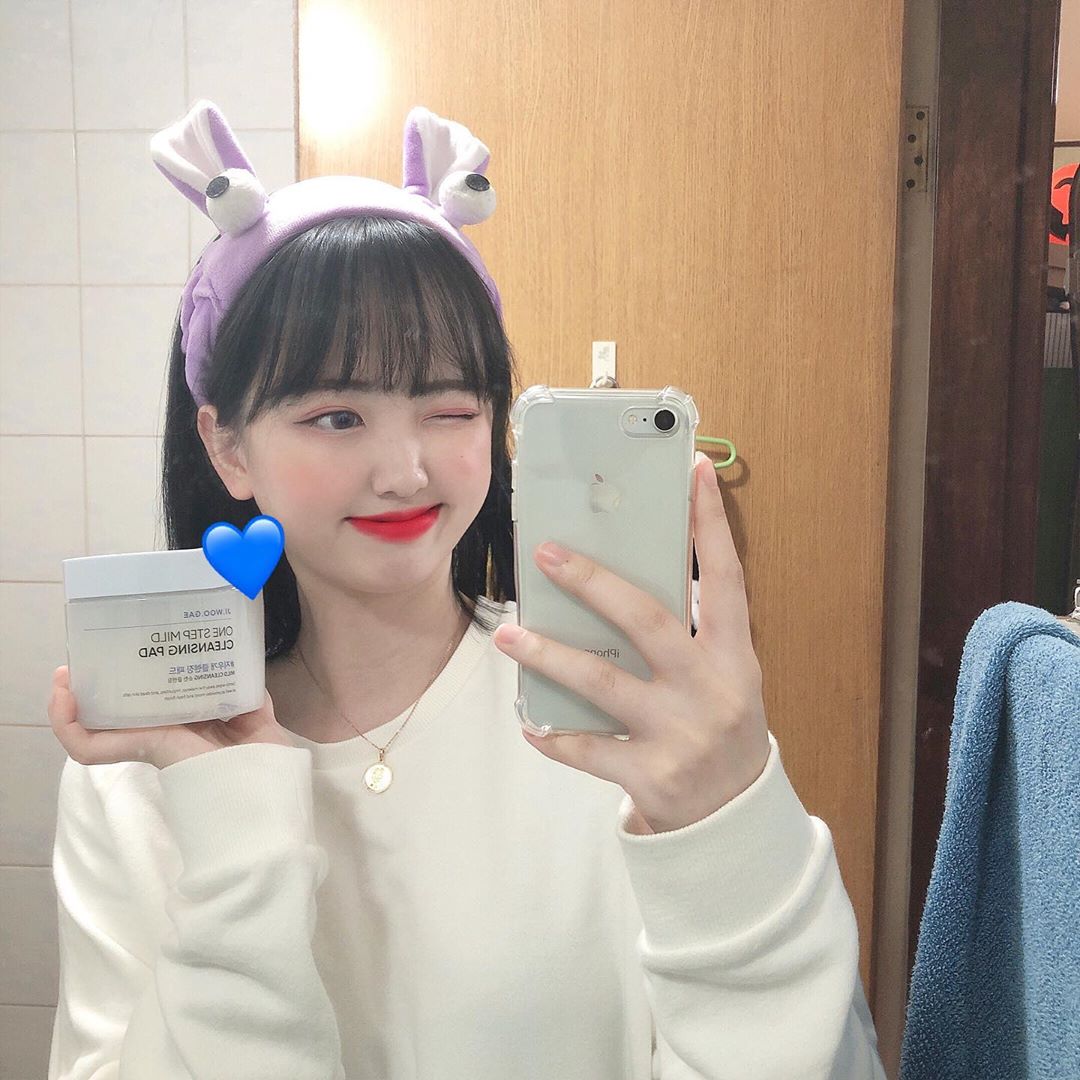 안지혜 on Instagram: “클렌징티슈는 써봤지만 클렌징워터를 부은 패드는 처음 써본당 ! 피곤한날 화장 지우기 진짜 귀찮은데 촉촉하고 자극없이 잘 지워지고 엠보싱 면으로 각질제거까지 가능 !!! . . .  #셀리맥스 #지우개클렌징패드 #클렌징패드 #클렌징티슈 #약산성클렌징…”