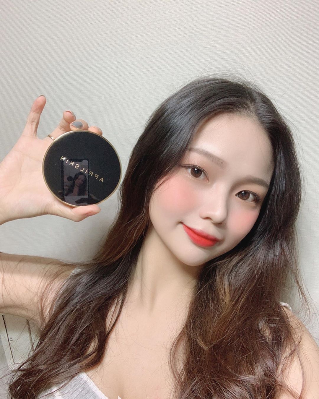 이아림 on Instagram: “٩꒰๑• ̫•๑꒱۶♡ @aprilskin_korea [매직스노우 쿠션 블랙 3.0] - 컨실러가 필요없는 무결점 커버력으로 오랫동안 사랑을 받아온 에이프릴스킨의 베스트셀러 쿠션 - 에이프릴스킨만의 3중 커버 파우더로 메이크업의 밀착력과 지속력을…”