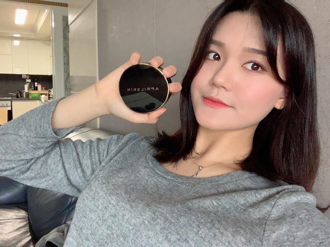 유진 on Instagram: “에이프릴스킨 매직스노우 쿠션 3.0 22호  이 쿠션 쓰면 컨실러도 필요없음 ㅠㅠ  퍼프도 커버에 최적화 된 전용 퍼프라 커버력이 미쳤고 밀착력 지속력 또한 대박임 ㅠㅠ ♥️ . . .  #에이프릴스킨 #aprilskin #매직스노우쿠션3.0…”