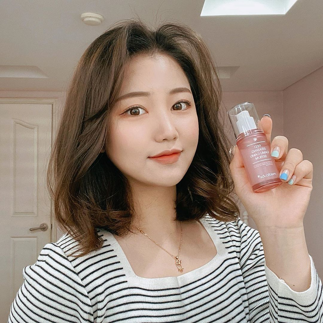 최유리’s Instagram photo: “카무카무 워터 83%함유의 저자극 세럼 💓 자외선을 받으면 잡티는 더욱 깊어지고 많아지는거 알고 계신가요..? 한동안 마슥흐 때문에 뒤집어졌던 피부에 뭔자신감인지 선크림도 바르지 않았다가 잡티 흉터가 더 심해졌었는데 레드 이레이징 카무카무 세럼으로…”