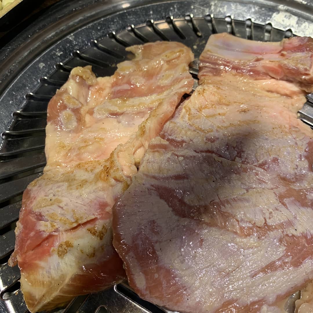 직접 포를 뜨고 양념한
수제돼지갈비 맛있는
서울명지대맛집 미소그릴!
⠀
4320분 동안 숙성중
3번의 온도 변화로
최상의 맛을 내는
돼지갈비맛이 찐 맛있는
미소그릴~
⠀
기본반찬에 양념게장까지
나오니 완전 맛있음
⠀
5인분 한판세트 70,000원
수제돼지갈비5인+치즈폭탄계란찜+해물된장찌개
제주도 스탈의 해물된장찌게까지
나오니 가성비 굿~~
⠀
#미소그릴 #남가좌동맛집 #북가좌동맛집
#서울명지대맛집 #홍은동맛집 #주차장완비
#회사회식 #가족외식 #응암동맛집 #dmc맛집 #명지대돼지갈비맛집 #주말외식