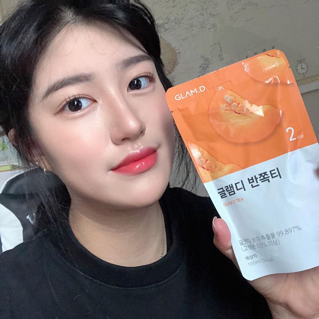 김규리 on Instagram: “맵고, 짜고 자극적인 음식 후 걱정되시는 분, 오래 서있거나 앉아서 일하는 분이 드시기에 좋은 글램디 반쪽티🤍

#글램디 #glamd #글램디반쪽티 #반쪽티 #호박즙 #이너뷰티 #브이라인 #2kcal #AD @glamd_official”