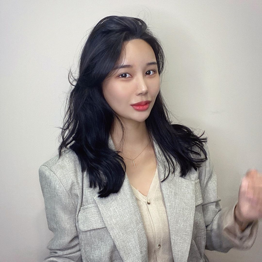 Eberyo [이버요] 대장’s Instagram post: “그냥 기르기만 하던 머리 드디어 싹뚝✂️
머리볼륨 고민이신 분들 무조건 여기루 가세요ㅠㅠ
뿌리펌 정말 많이해봤지만 체고에요!!!!!
최대한 손상안가게 파마도안했는데 이런컬이 나오다니🤭
#미용실유목민탈출 #청주미용실 #이끌림헤어”