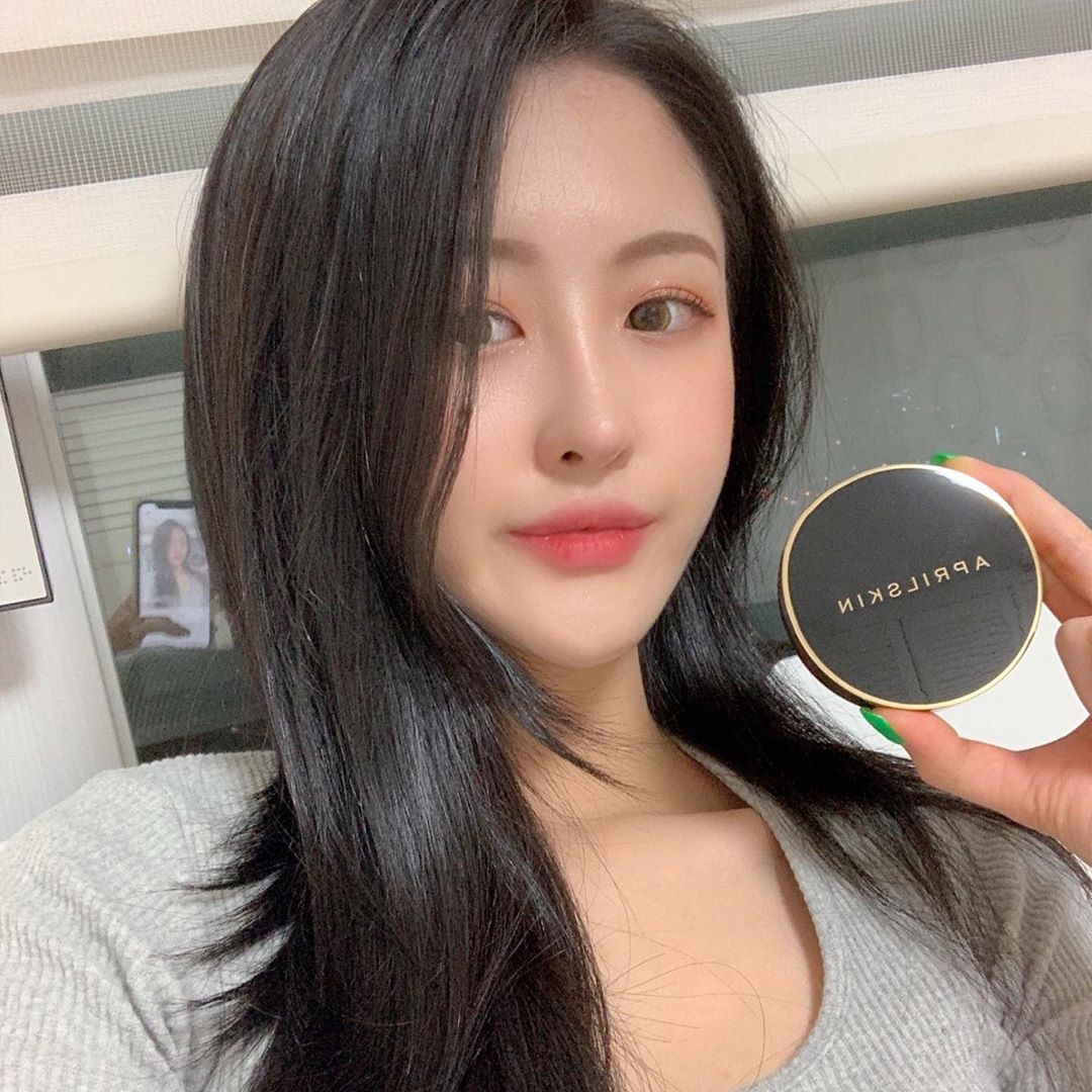 승 현 on Instagram: “커버력, 촉촉함 모두 갖춘 #매직스노우쿠션 얼굴에 여드름 흉터까지 다 지워버리는 ..🥺 커버력 좋은 쿠션 찾는 분들게 추천해오 💛 . . . .  #에이프릴스킨 #aprilskin #매직스노우쿠션3.0 #매직스노우쿠션 #커버력좋은쿠션 #쿠션추천…”