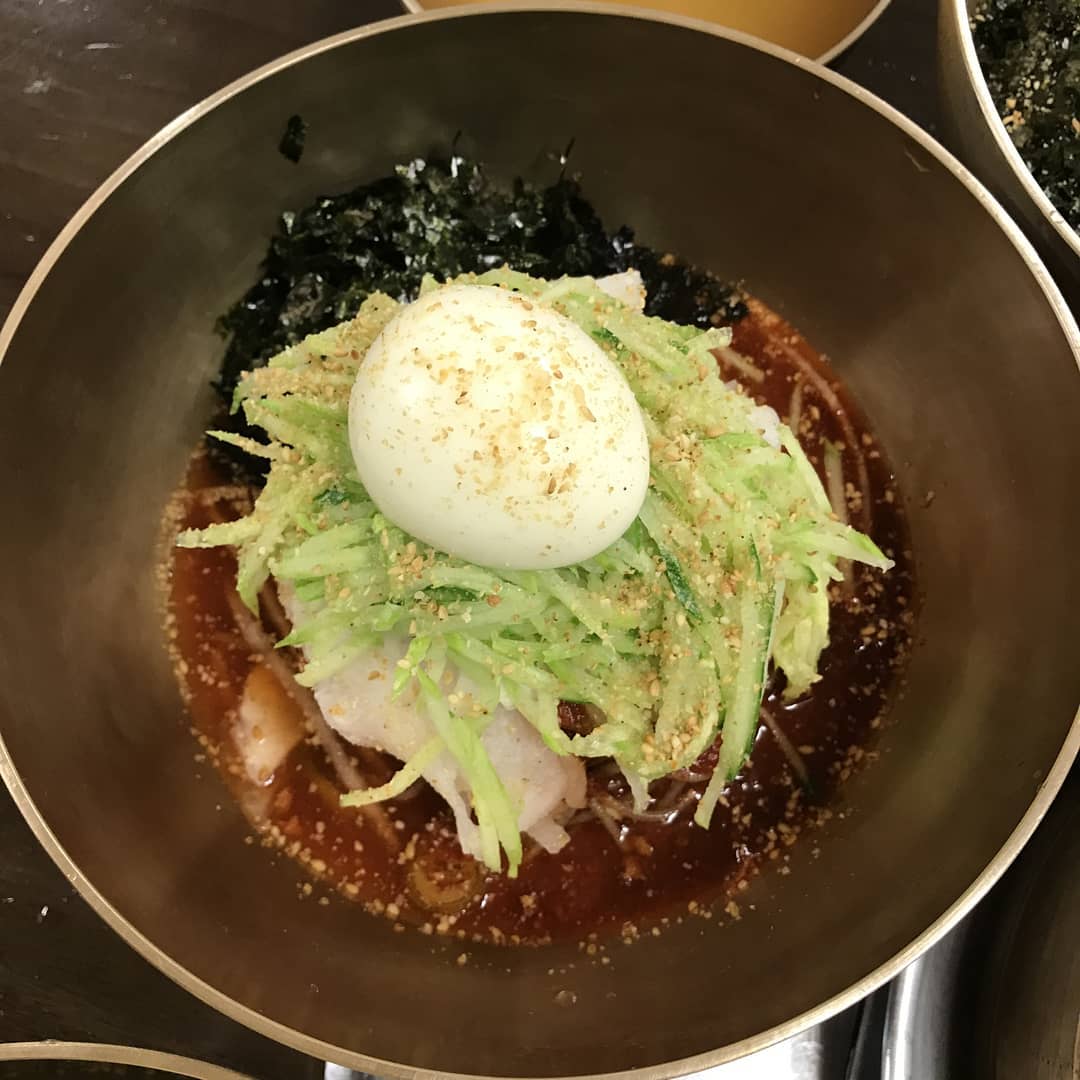 명불허전 막국수맛집 손꼽으라고
하면 남쪽에 고기리, 북쪽에 용암리
막국수가 유명하다는데 정말 와 보기를
잘했네요
⠀
하루 세번이상 반죽으로
제면한 면과 고기와 야채를
넣어 직접 만든 육수와 다대기로
건강하고 맛있는 용암리막국수
⠀
도심외곽 고즈넉한분위기에
막국수,만두,만두샤브샤브전골등을
가성비 좋게 외식하기 좋은 맛집
강추!!
⠀
얼리지 않은 생고기로 만든
돼지고기수육으로 막국수와
함께 먹음 완전 개꿀맛!!⠀
⠀
#용암리막국수 #양주맛집 #양주시맛집
#막국수맛집 #만두맛집 #만두전골맛집
#샤브샤브맛집 #찐맛집 #나리공원맛집
#데이트코스맛집 #가족외식 #맛집소개