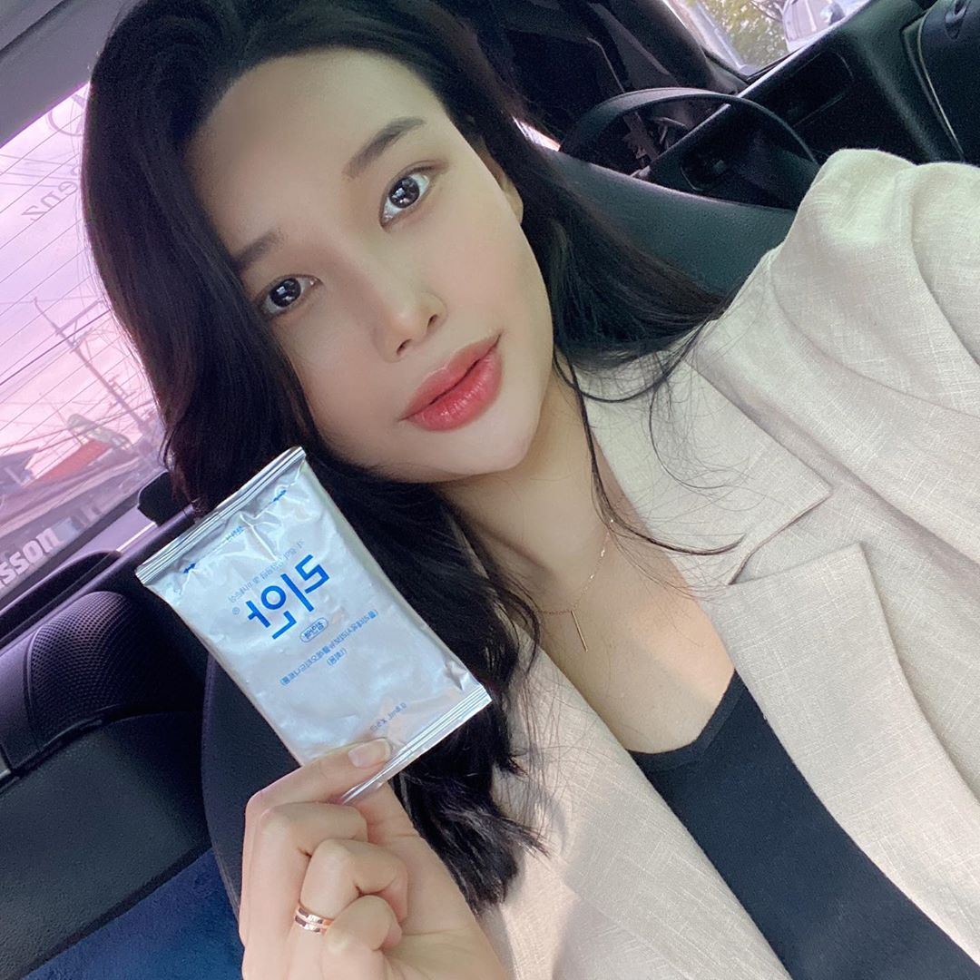 Eberyo [이버요] 대장 on Instagram: “스마일 라식한지도 벌써2년째✌️ 라식하구나서 약국에서 추천해주셔서 써본 #리안점안액 한번써보면 편하고 좋아서 딴거 못써유😹 알아보니, #각막재생 에도 도움이되어서 라식, 라섹 한사람한테 젤루 추천해주시는 안약이라고..👍 리안검색해보다가 우연히…”