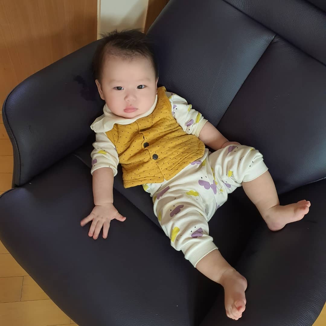2020.2.8.
#생후227일
.
200일된 아가 맞지?😅
.
#사진찍을줄아는 #아들램이 #8개월아기 #밀린육아일기