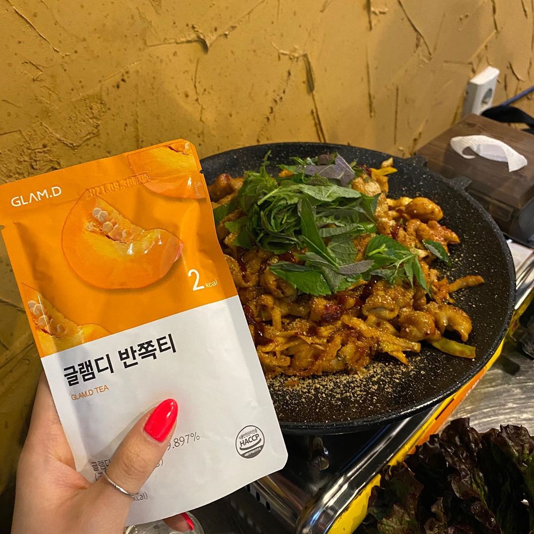 혜숙/23’s Instagram profile post: “#글램디반쪽티 . 우연찮게 알게되어 신청한 #글램디반쪽티리뷰체험 레슨끝나고 집에 오면 슈즈 신느라 아픈 발 그대로  매일 자극적인 야식과 술 마셨던 나😭 . 그대로 자면 다음날 몸과 발은 뻐근하고 속은 더부룩.. 그래도 요즘은 자기전에 냉장실에…”
