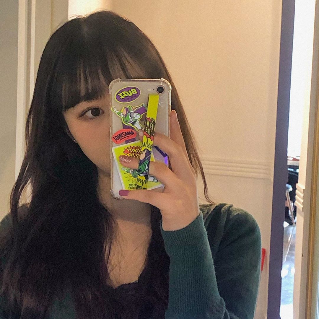 박다솜(20) on Instagram: “💜하이루프 디즈니 토이스토리 폰스트랩💜 제가 가장 좋아하는 디즈니 캐릭터가 제 폰에 담겼어요ㅠ😍 손가락이 핸드폰에 고정이 돼서 저같이 셀카 많이 찍는 분들한테좋을 것 같아요! 또 자기전 핸드폰 하다가 얼굴에 떨어트리신적 있죠..? 스트랩 하고 폰…”