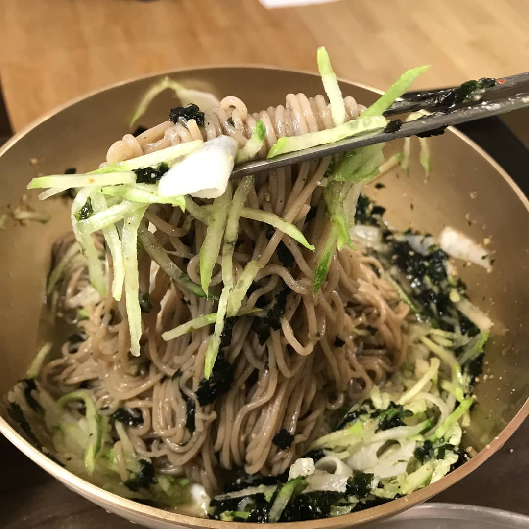 용암리막국수맛집!!!
하루 세번이상 반죽하여
제면한 면에 고기와 야채를
넣어 만든 육수에 말아 먹는
인생막국수!!
⠀
도심외곽 고즈넉한분위기에
막국수,만두,만두샤브샤브전골로
가족나들이 외식장소로 넘나
좋은 맛집
⠀
기본으로 나오는 메밀전전도
맛있고 시원하고 개운한 맛의
메밀막국수 정말 맛잇어요`~
⠀
#용암리막국수 #양주맛집 #양주시맛집
#막국수맛집 #만두맛집 #만두전골맛집
#샤브샤브맛집 #찐맛집 #나리공원맛집
#데이트코스맛집 #주말나들이 #맛집투어
